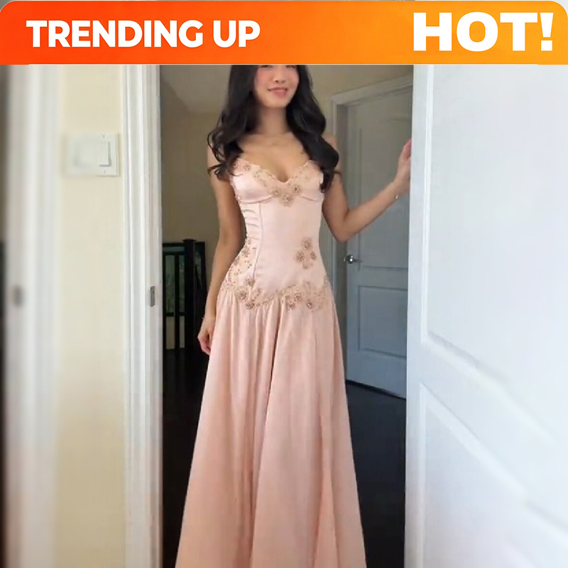 Evening Gown - ชุดเดรสยาวสีชมพูแบบไร้สายรัดไหล่ คอวี ดีไซน์หรูหรา ประดับลูกไม้และลูกปัดที่ช่วงตัวเสื้อ ผ่าสูง เหมาะสำหรับงานพรอม
