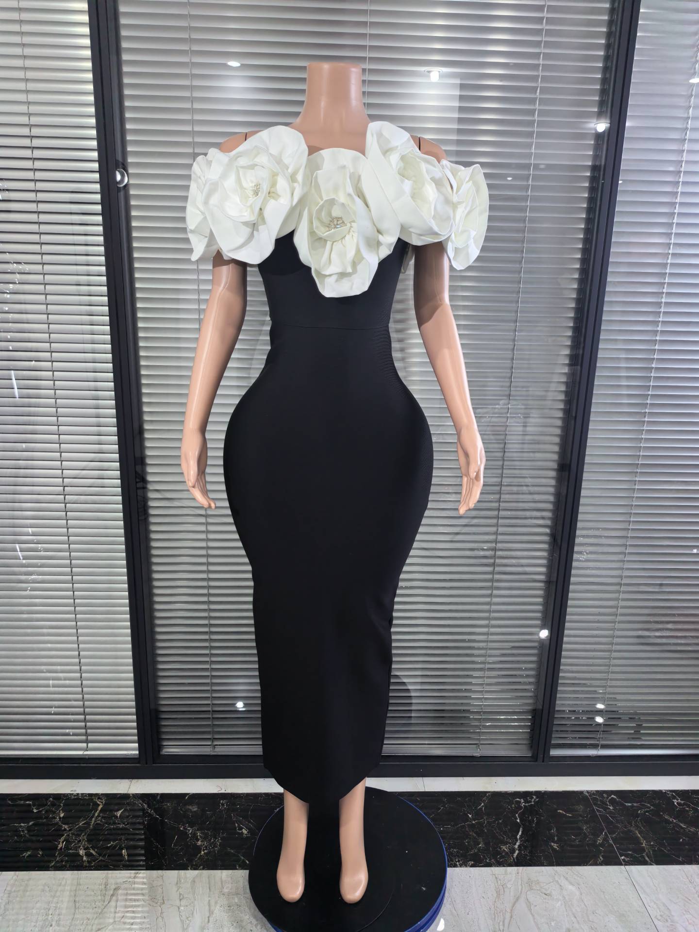 ชุดเดรสยาวรัดรูปสีแดงขาว ลายดอ - Women'S Red Formal Wear บทวิจารณ์และราคา