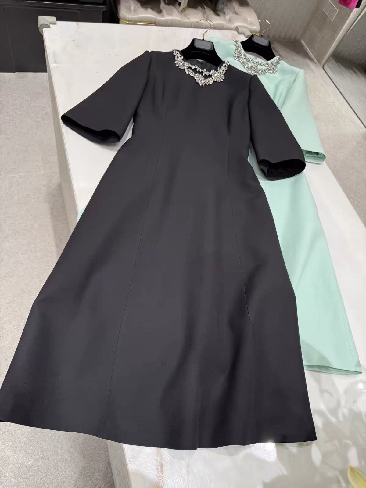 ชุดเดรสยาวปานกลางสำหรับผู้หญิง - Midi Dress บทวิจารณ์และราคา