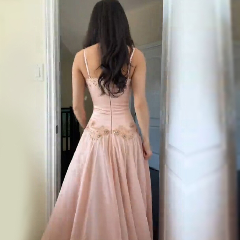 ชุดเดรสยาวสีชมพูแบบไร้สายรัดไห - Evening Gown บทวิจารณ์และราคา